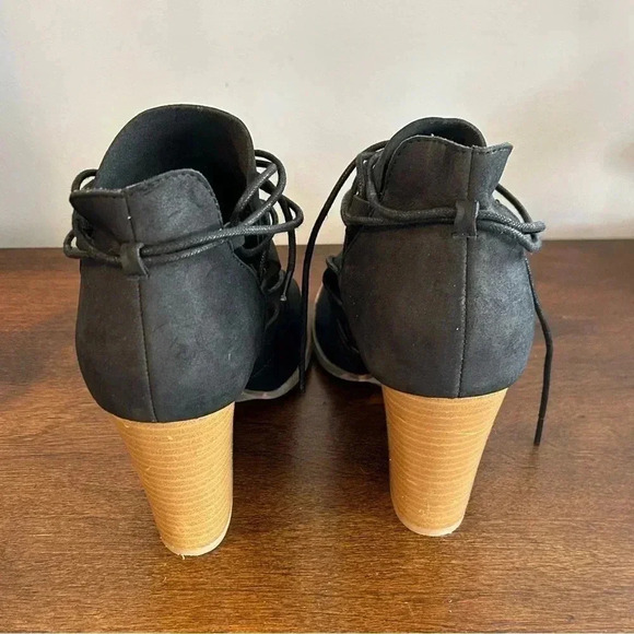 QUPID Peep-Toe Chunky Heeled Sandals Faux Suede 3.7 Inch Heel. Size 8.5 US EUC. - Picture 6 of 9